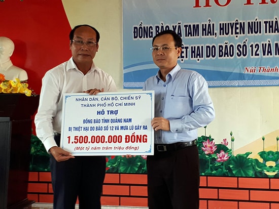 Đại diện Đoàn lãnh đạo TP. Hồ Chí Minh (phải) trao bảng biểu trượng 1.5 tỷ đồng cho Ủy ban MTTQ Việt Nam tỉnh để gửi đến ủng hộ cho đồng bào bị thiệt hại do bão số 12 và mưa lũ gây ra trên địa bàn tỉnh - Ảnh: MẠNH TRƯỜNG.