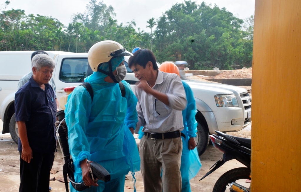 Được sự hỗ trợ của Viện Pasteur Nha Trang, Trung tâm Y tế dự phòng tỉnh cũng tiến hành phun thuốc khử trùng tại các trường học. Ảnh: XUÂN THỌ