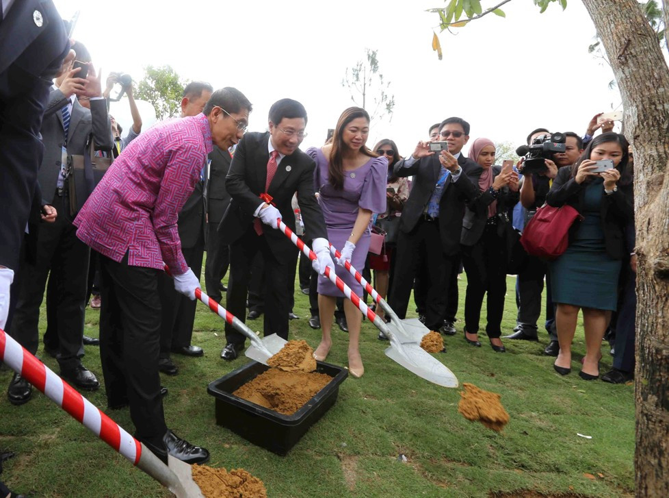 Phó Thủ tướng, Bộ trưởng Bộ Ngoại giao cùng các đại biểu tham gia trồng cây lưu niệm tại công viên.