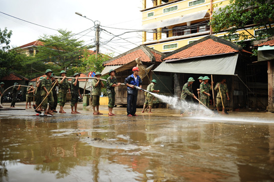 Động viên cán bộ chiến sĩ đang giúp Hội An dọn vệ sinh môi trường sau lũ