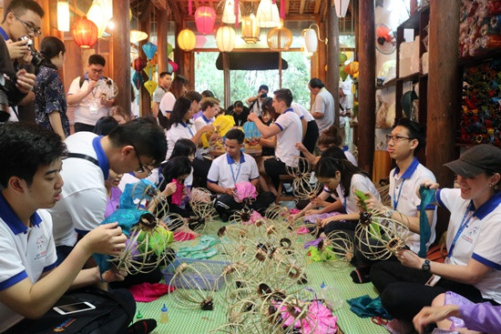 More than 100 APEC youths making Hoi An lanterns