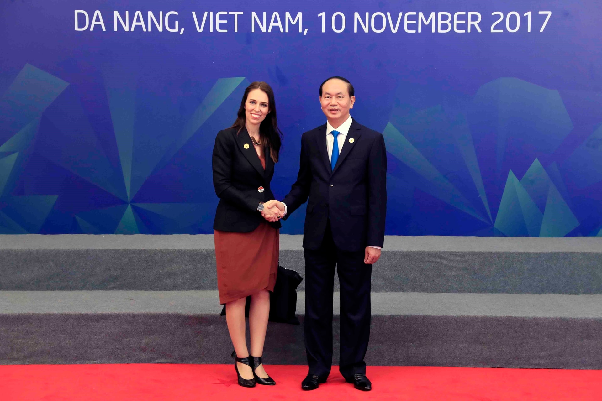 Chủ tịch nước Trần Đại Quang đón Thủ tướng New Zealand Jacinda Ardern.