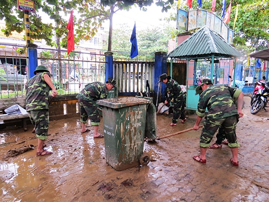 Bộ đội chung tay dọn vệ sinh tại Trường Mẫu giáo Ái Nghĩa (Đại Lộc). Ảnh: HOÀNG LIÊN