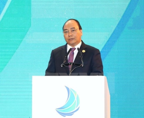 Prime Minister Nguyen Xuan Phuc delivered a speech at the Vietnam Business Summit in central Da Nang city on November 7 