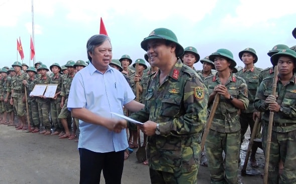 Ông Kiều Cư - Bí thư Thành ủy Hội An trao quà cho đại diện Sư đoàn 315. Ảnh: LÊ HIỀN