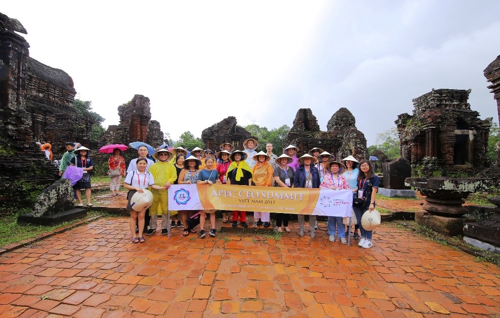 Đại diện các doanh nghiệp, phóng viên nước ngoài chụp hình lưu niệm tại Mỹ Sơn hôm qua 9.11.