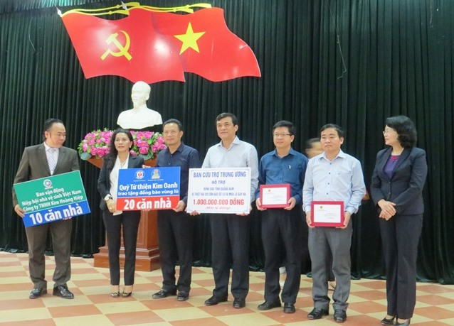 Phó Chủ tịch nước và đại diện doanh nghiệp trao tặng nguồn hỗ trợ từ trung ương và doanh nghiệp đến tỉnh Quảng Nam, huyện Đại Lộc và Duy Xuyên.