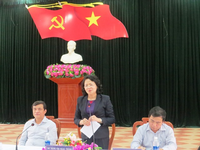 Phó Chủ tịch nói chuyện với lãnh đạo tỉnh, huyện và nhân dân huyện Đại Lộc về tình hình lũ lụt. Ảnh: HOÀNG LIÊN