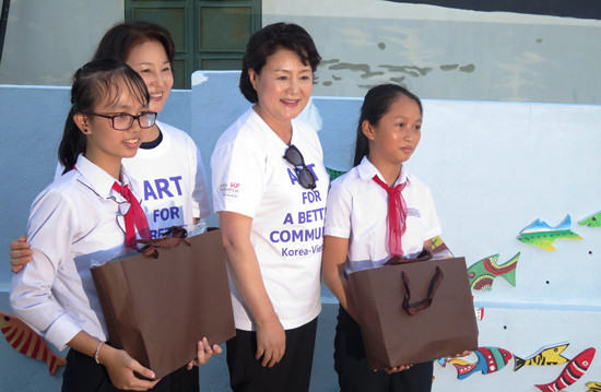 Bà Kim Jung Sook tặng 2 phần quà cho các em học sinh trường THCS Thái Phiên, xã Tam Thanh, TP. Tam Kỳ. Ảnh: XUÂN HIỀN