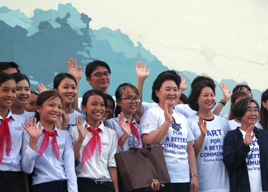 Đoàn của Phu nhân Tổng thống Hàn Quốc chụp ảnh lưu niệm tại Làng bích họa Tam Thanh. Ảnh: XUÂN HIỀN