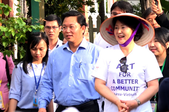Phó chủ tịch UBND tỉnh Lê Trí Thanh đưa bà Kim Jung Sook đi tham quan làng Bích họa Tam Thanh. Ảnh: PHAN VINH