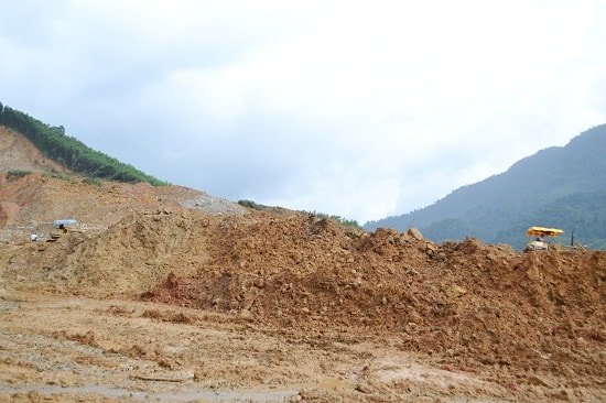 Lý trình km89+500, quốc lộ 24C qua thôn 2, xã Trà Giang (Bắc Trà My) bị vùi lấp bởi 150.000m3 đất đá. Ảnh: CT