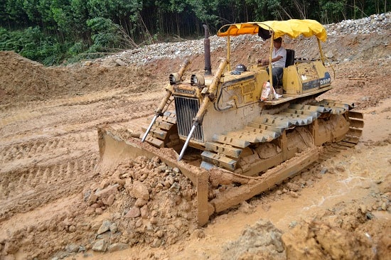 Công nhân khẩn trương xúc dọn xuống taluy âm. Ảnh: CT