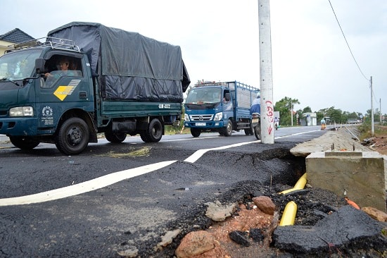 Nền đường bị lún sâu gây khó khăn cho phương tiện qua lại. Ảnh: CT