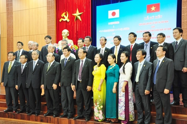 Ảnh: Các đại biểu dân cử của HĐND tỉnh Quảng Nam và Hội đồng dân biểu tỉnh Nagasaki chụp hình lưu niệm. Ảnh: N.Đ