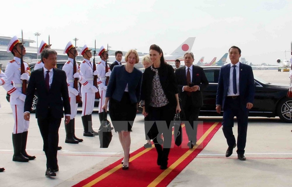 Sáng 12/11, tại Sân bay quốc tế Đà Nẵng diễn ra Lễ tiễn chính thức Thủ tướng New Zealand Jacinda Ardern cùng đoàn đại biểu cấp cao tham dự Tuần lễ Cấp cao APEC 2017. (Ảnh: TTXVN)