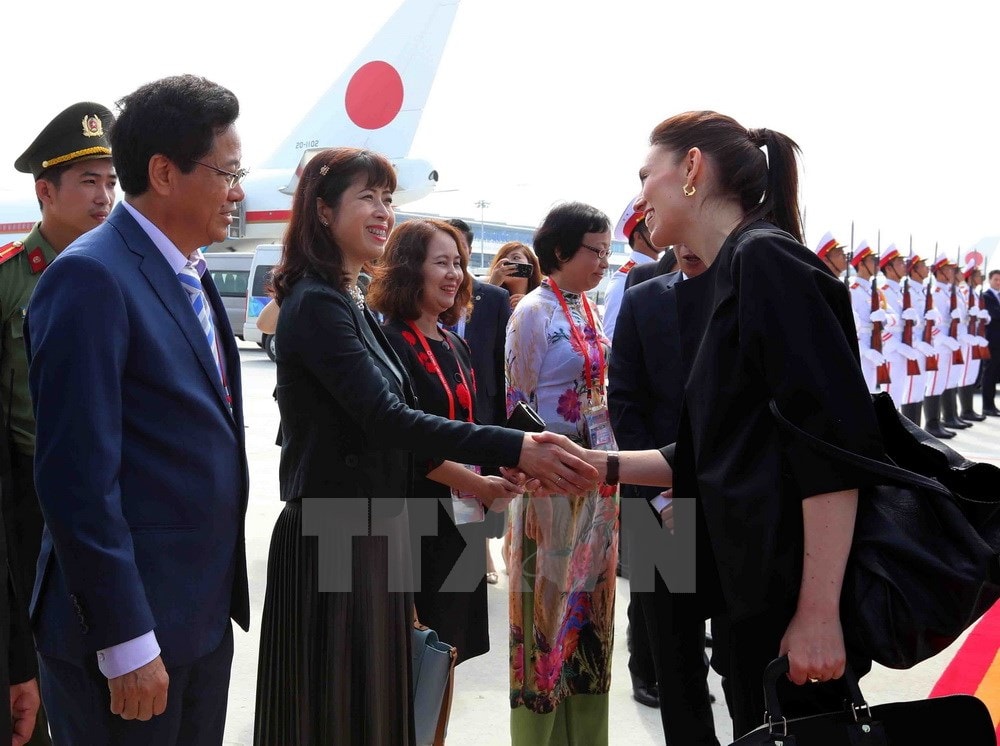 Sáng 12/11, tại Sân bay quốc tế Đà Nẵng diễn ra Lễ tiễn chính thức Thủ tướng New Zealand Jacinda Ardern cùng đoàn đại biểu cấp cao tham dự Tuần lễ Cấp cao APEC 2017. (Ảnh: TTXVN)
