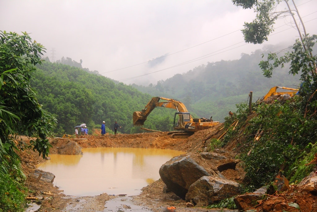 Cho đến thời điểm này, nhiều tuyến đường đi lên vùng cao vẫn còn tắc, gây cô lập hoàn toàn. Ảnh: A.N