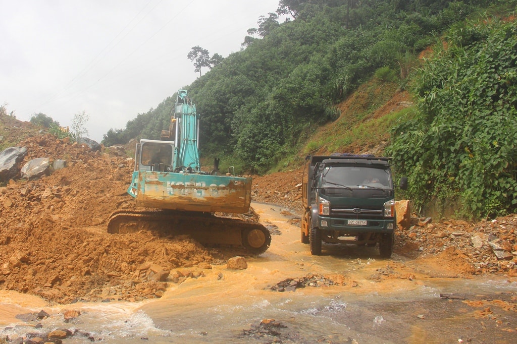 Công tác khắc phục cũng được các địa phương triển khai một cách khẩn trương, nhằm sớm thông tuyến, đảm bảo việc đi lại cho người dân. Ảnh: A.N