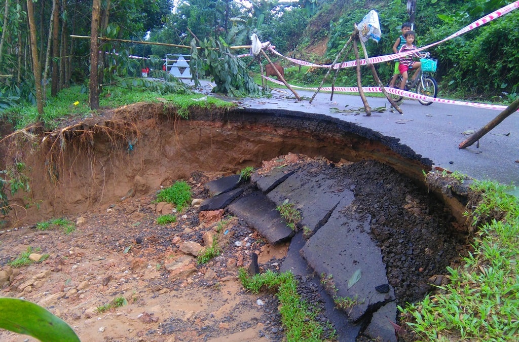 Một đoạn đường bị toác một mảng lớn do lũ tại xã Phước Hiệp (Phước Sơn). Lực lượng chức năng đã lắp đặt biển cảnh báo nguy hiểm nhằm đảm bảo toan toàn cho việc đi lại của người dân và các phương tiện lưu thông. Ảnh: A.N