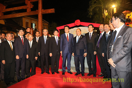 Thủ tướng Chính phủ Nguyễn Xuân Phúc và Thủ tướng Nhật Bản Shinzo Abe cùng thực hiện nghi lễ tháo băng khai trương “Không gian văn hóa Việt Nam – Nhật Bản. Ảnh: MINH HẢI