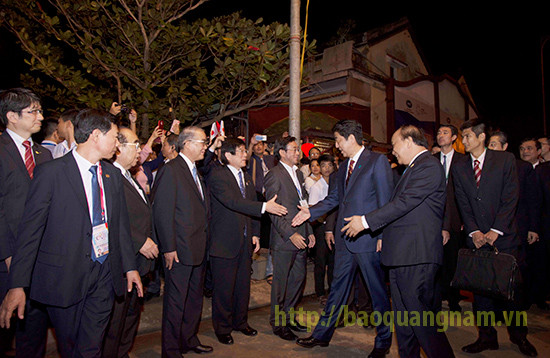 Hai Thủ tướng bắt tay các lãnh đạo địa phương hai nước trước khi cắt băng khai trương. Ảnh: XUÂN THỌ