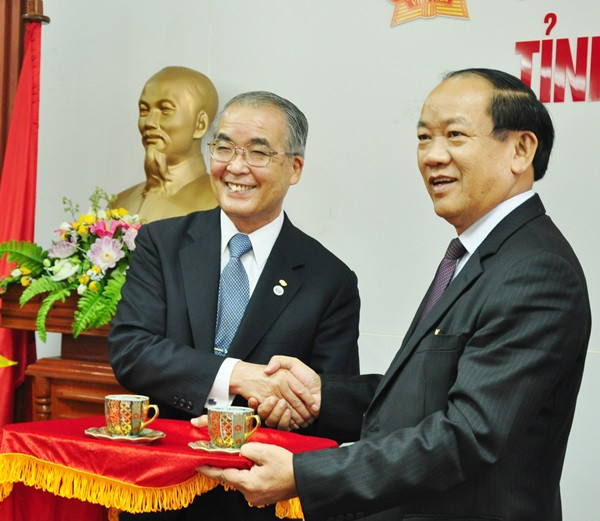 Nagasaki Governor Nakamura Houdou (left) gives a souvenir to Chairman Dinh Van Thu