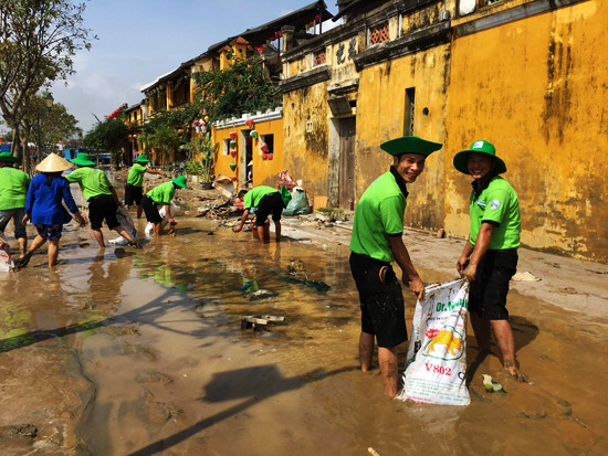 Công ty du lịch JECK Trần tour ra quân dọn vệ sinh tại phố cổ.