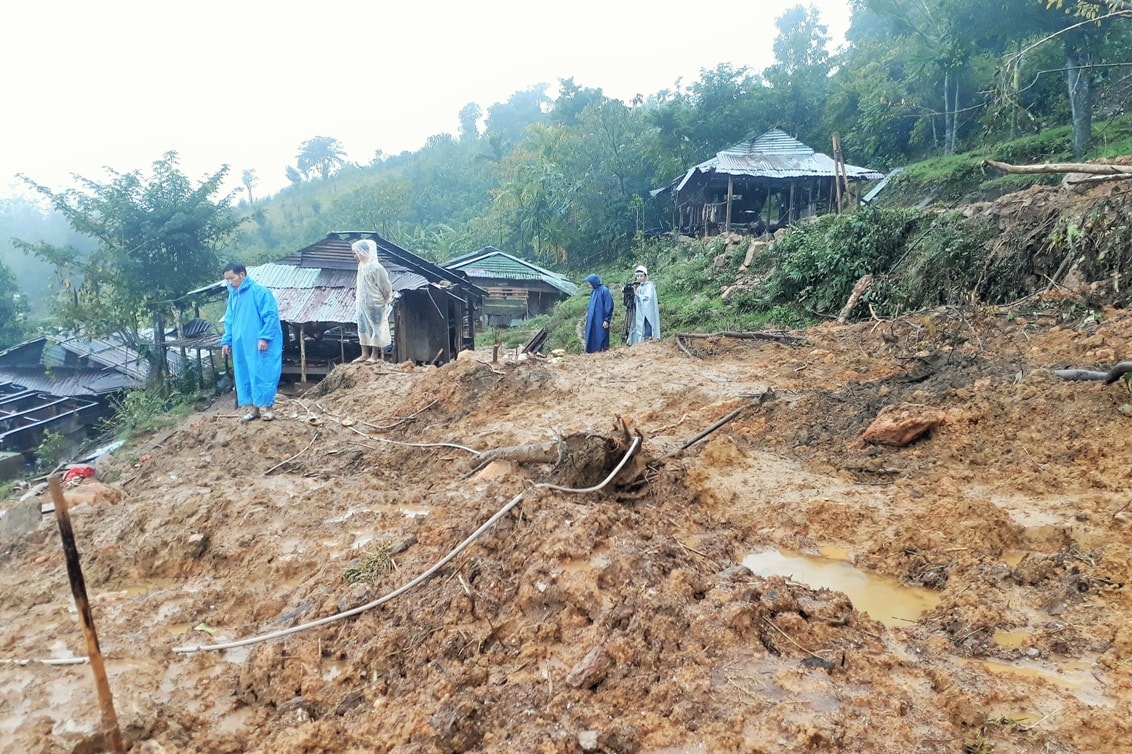 Hiện trường vụ sạt lở núi vùi lấp nóc Ông Tuân (thôn 2, xã Trà Vân) làm vùi lấp 5 ngôi nhà. Ảnh: THANH THẮNG.