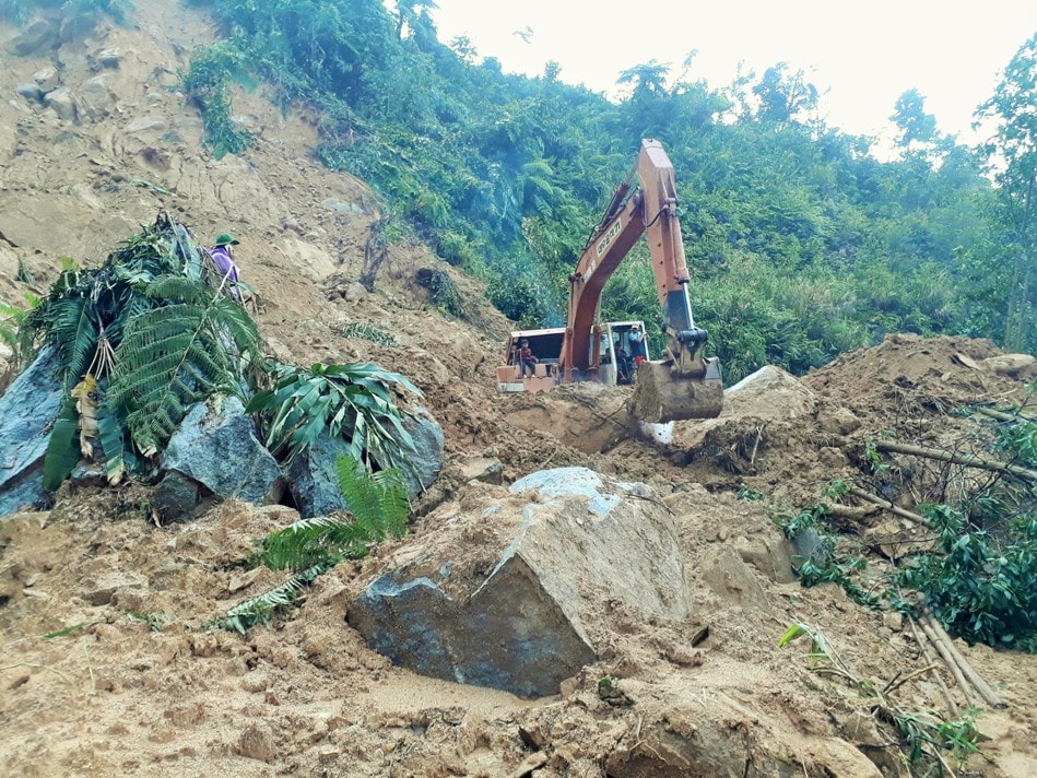 Huyện Nam Trà My tích cực thông đường để giao thông từ trung tâm hành chính huyện đi về các xã.- Ảnh: THANH THẮNG.