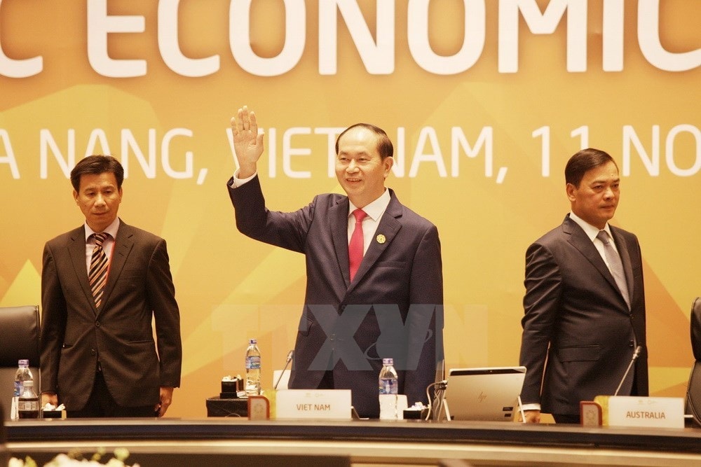 Chủ tịch nước Trần Đại Quang, Chủ tịch Hội nghị Cấp cao APEC lần thứ 25 chào mừng Lãnh đạo các nền kinh tế dự Phiên họp kín thứ nhất với chủ đề ''Tăng trưởng sáng tạo, phát triển bao trùm và việc làm bền vững trong kỷ nguyên số'' của Hội nghị các Nhà lãnh đạo Kinh tế APEC lần thứ 25, sáng 11/11. (Ảnh: TTXVN)