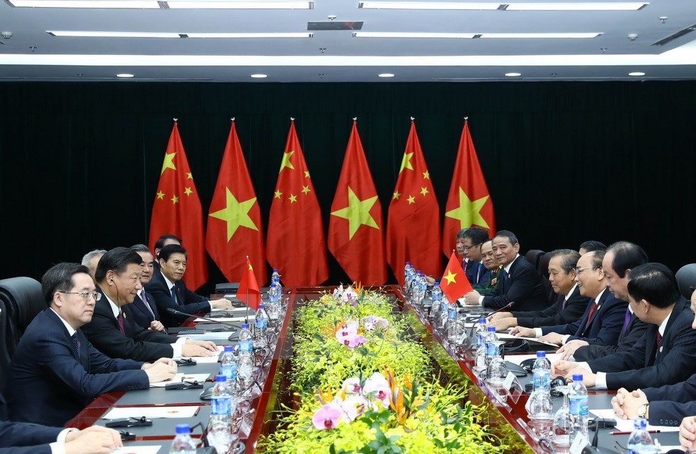 Thủ tướng Nguyễn Xuân Phúc hội kiến Tổng Bí thư, Chủ tịch Trung Quốc Tập Cận Bình, chiều 11/11. (Ảnh: TTXVN)