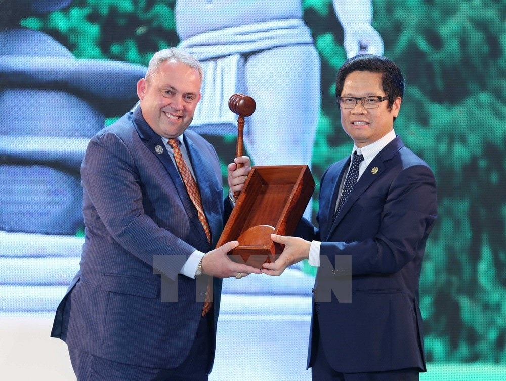 Tiến sĩ Vũ Tiến Lộc, Chủ tịch Phòng Thương mại và Công nghiệp Việt Nam, Chủ tịch Hội nghị Thượng đỉnh Doanh nghiệp APEC 2017 (bên phải) thực hiện nghi thức chuyển giao chức Chủ tịch Hội nghị Thượng đỉnh doanh nghiệp APEC cho Bộ trưởng phụ trách APEC của Papua New Guinea, ông Justin Tkatchenko, đại diện nền kinh tế Papua New Guinea, chủ nhà APEC 2018. (Ảnh: TTXVN)