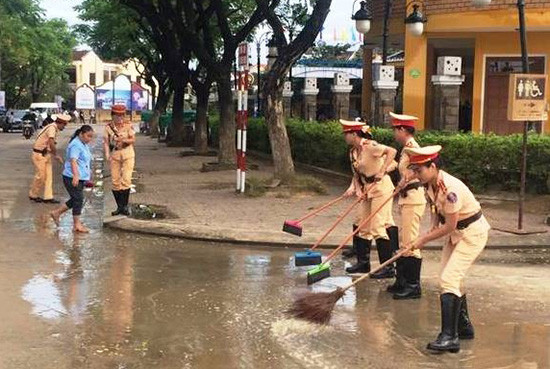 Lực lượng CSGT tham gia dọn dẹp vệ sinh ở phố cổ Hội An. Ảnh: T.C