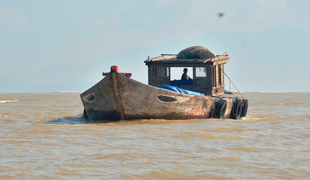 Không thể ra khỏi cửa biển Cửa Đại, chiếc tàu này đành phải quay vào bờ. Ảnh: XUÂN THỌ