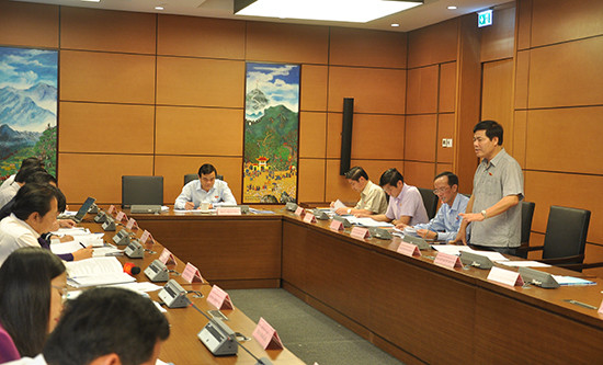 Đại biểu Nguyễn Quang Dũng tham gia góp ý các dự thảo luật.