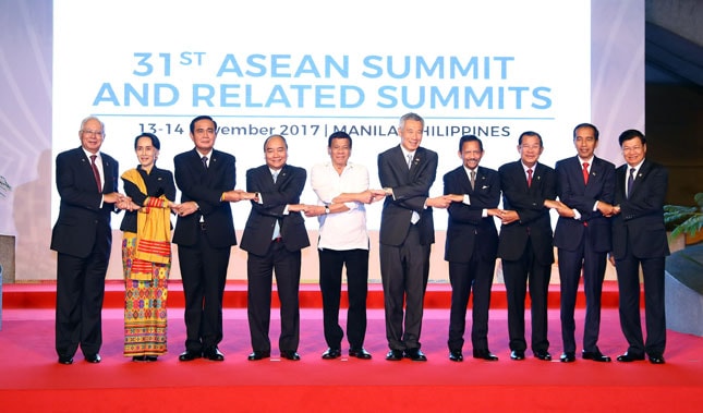 Thủ tướng Chính phủ Nguyễn Xuân Phúc (thứ tư, từ trái sang) và các Trưởng đoàn ASEAN chụp ảnh chung.                 Ảnh: TTXVN