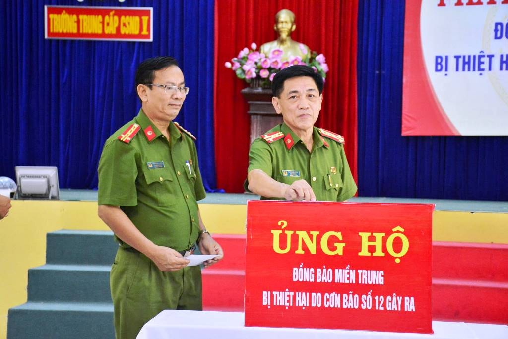 Lãnh đạo nhà trường phát động và ủng hộ cho đồng bào miền Trung. Ảnh: X.C