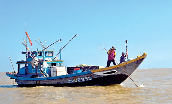 Do cửa biển bị bồi lấp, tàu thuyền vừa đi vừa dò luồng lạch. Ảnh: XUÂN THỌ