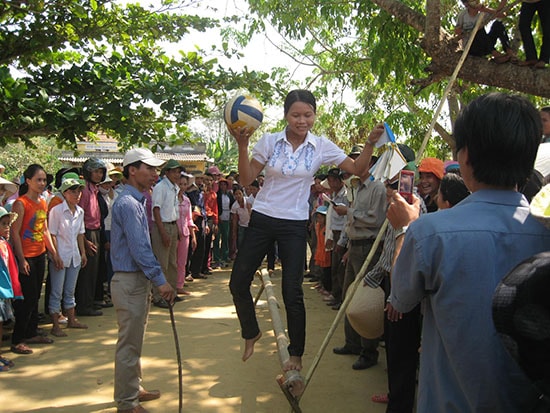 Người dân  xã Tam Sơn hào hứng với trò chơi trong ngày đại đoàn kết.  Ảnh: V.P