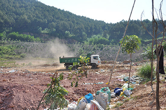 Bãi rác của Công ty CP Môi trường đô thị Quảng Nam tại Núi Thành gây ô nhiễm, ảnh hưởng đến đời sống người dân khu vực xung quanh. Ảnh: V.ANH