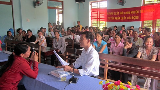 UBND tỉnh tặng bằng khen các tập thể, cá nhân có thành tích xuất sắc trong thực hiện Luật Bình đẳng giới. Ảnh: D.LỆ