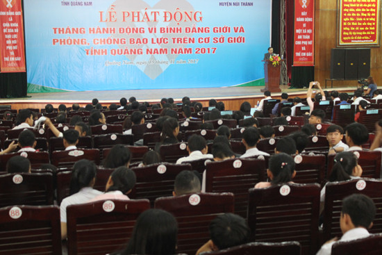 Lễ phát động Tháng hành động vì bình đẳng giới và phòng, chống bạo lực trên cơ sở giới sáng nay tại huyện Núi Thành. Ảnh: D.L