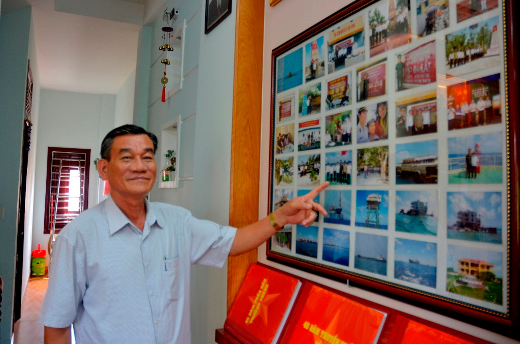 Thiếu tướng Hoàng bên góc ảnh kỷ niệm chuyến thăm lại Trường Sa năm 2009. Ảnh: XUÂN THỌ