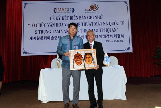 Đại diện IMACO tặng quà mặt nạ cho ông Võ Phùng - giám đốc Trung tâm VHTT TP.Hội An 