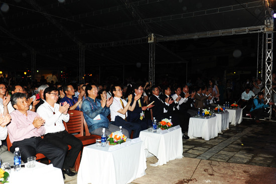 Lãnh đạo tỉnh và lãnh đạo, nghệ sỹ của hai thành phố Hội An - Andong và đông đảo người dân, du khách tham dự lễ khai mạc 