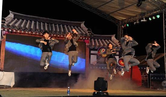 Nhóm nhạc Kpop Rion Five nổi tiếng Hàng Quốc trình diễn tại đêm giao lưu