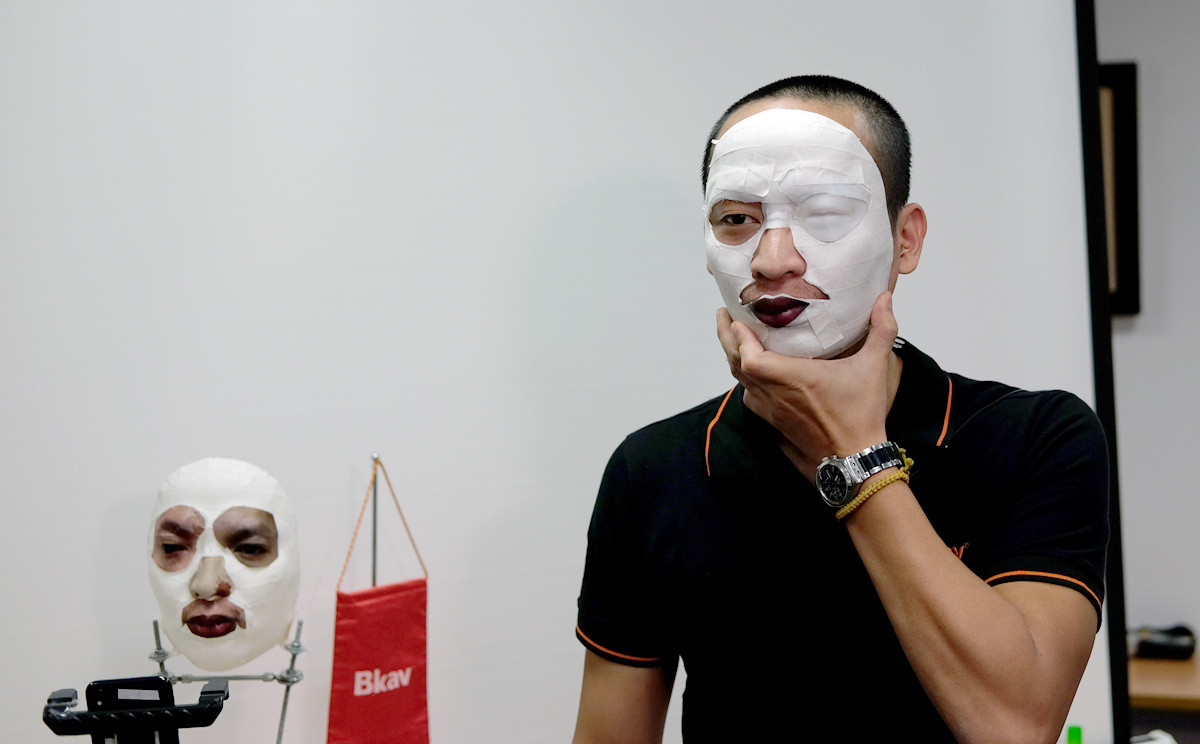 Bkav đã tạo những mặt nạ đặc biệt, để lộ những vùng thật trên khuôn mặt để tìm hiểu cách hoạt động chính xác của Face ID. Ảnh: VnExpress