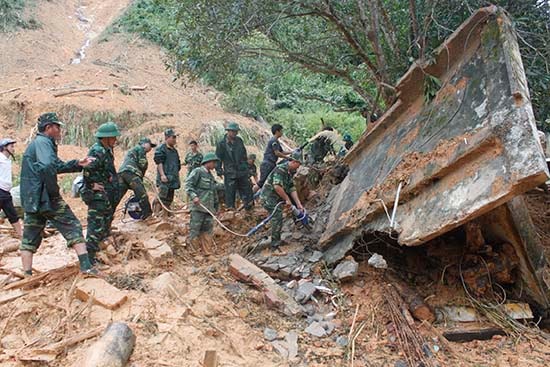 Các lực lượng cứu hộ tìm kiếm thi thể 4 công nhân bị vùi lấp tại nhà máy thủy điện Nước Oa. Ảnh: T.Anh