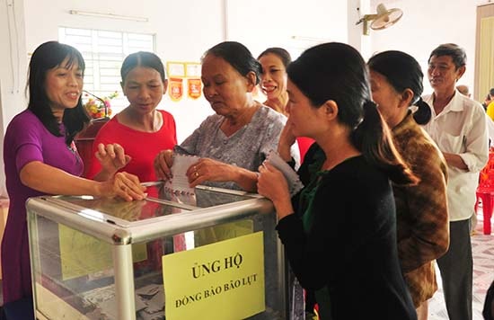 Tại ngày hội đại đoàn kết, người dân khối phố Mỹ Thạch Đông tham gia ủng hộ đồng bào bị thiệt hại do các đợt bão lũ vừa qua.Ảnh: H.G